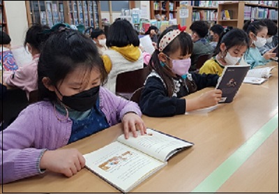 큰별초등학교 학생들이 도서관에서 독서를 하고 있는 모습.