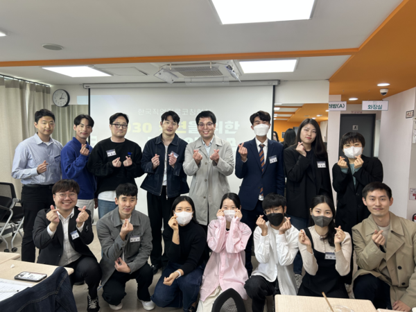 ‘2030 청년을 위한 커리어 네트워킹 밋업’ 행사를 함께한 참여자들과 한국직업진로코칭협회 운영진의 모습.사진제공: 한국직업진로코칭협회
