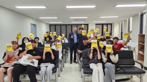 『독공법』책과 함께 사진 촬영 중인 참석자와 김을호 교수(사진=이혜정 기자)
