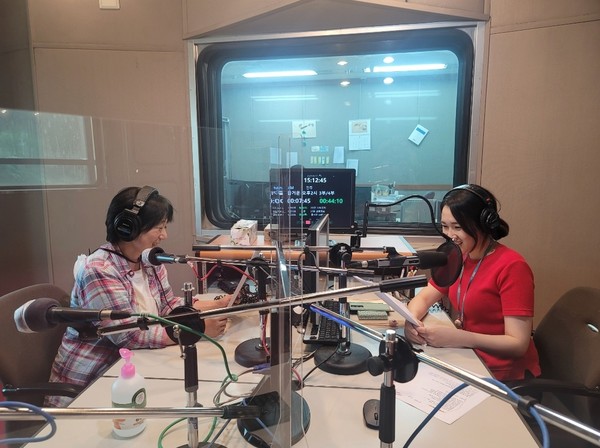마산 MBC 라디오에 출연해 녹음 중인 강주혜 작가 모습(사진 제공 = 강주혜 작가)