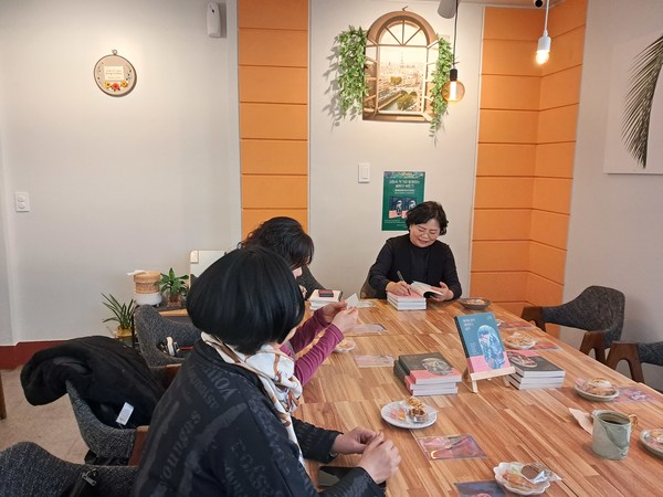 3월 9일 서울 마포구의 카페 돌담에서 진행된 북토크에서 작가님과 작가님을 보러 오신 관객들이 앉아 있다(사진 제공 = 김화숙 작가)